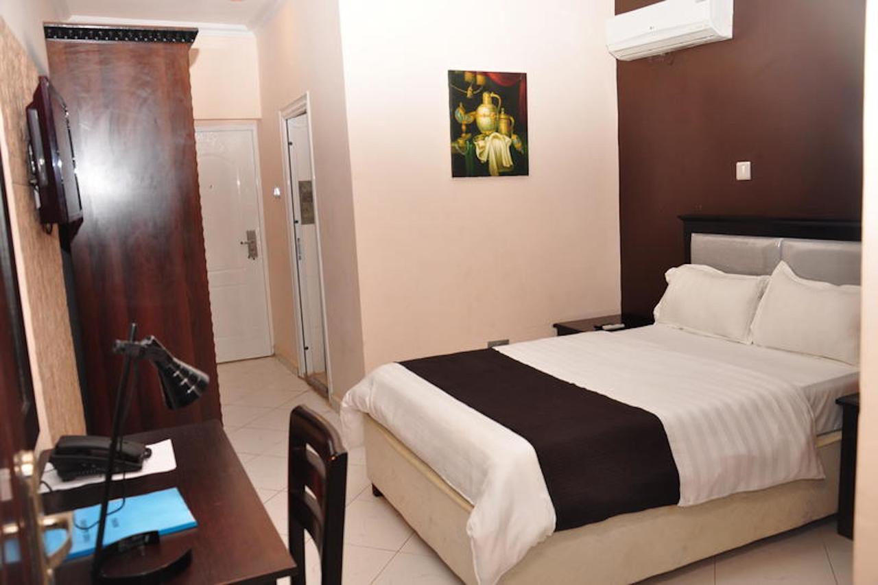 Grand Bank Link Hotel Otta Екстериор снимка