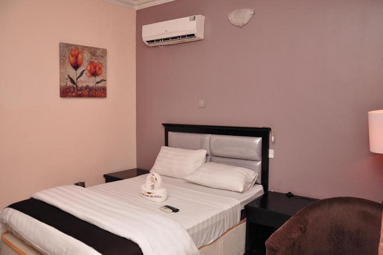 Grand Bank Link Hotel Otta Екстериор снимка
