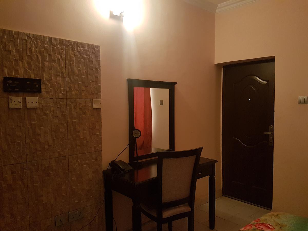 Grand Bank Link Hotel Otta Екстериор снимка